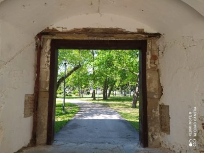 Obnova neskoro-renesančného portálu NKP kaštieľa v Seredi